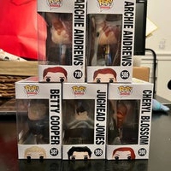 Riverdale Set of 5 Funko Pops Archie, Jughead, Betty and Cheryl - Picture 4 of 6